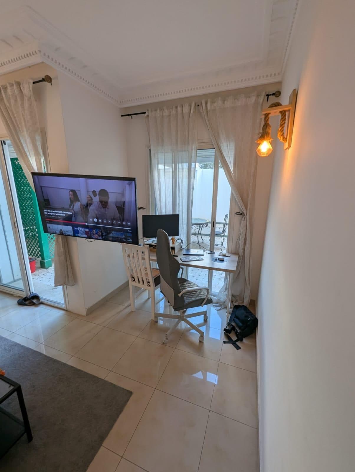💢 Grand studio sur Gauthier avec cour et patio superficie 60m2.  1er étage  -1chambre  -1 salle de bain -1 toilette invitée, cuisine séparée box de rangement et place dédiée au garage.