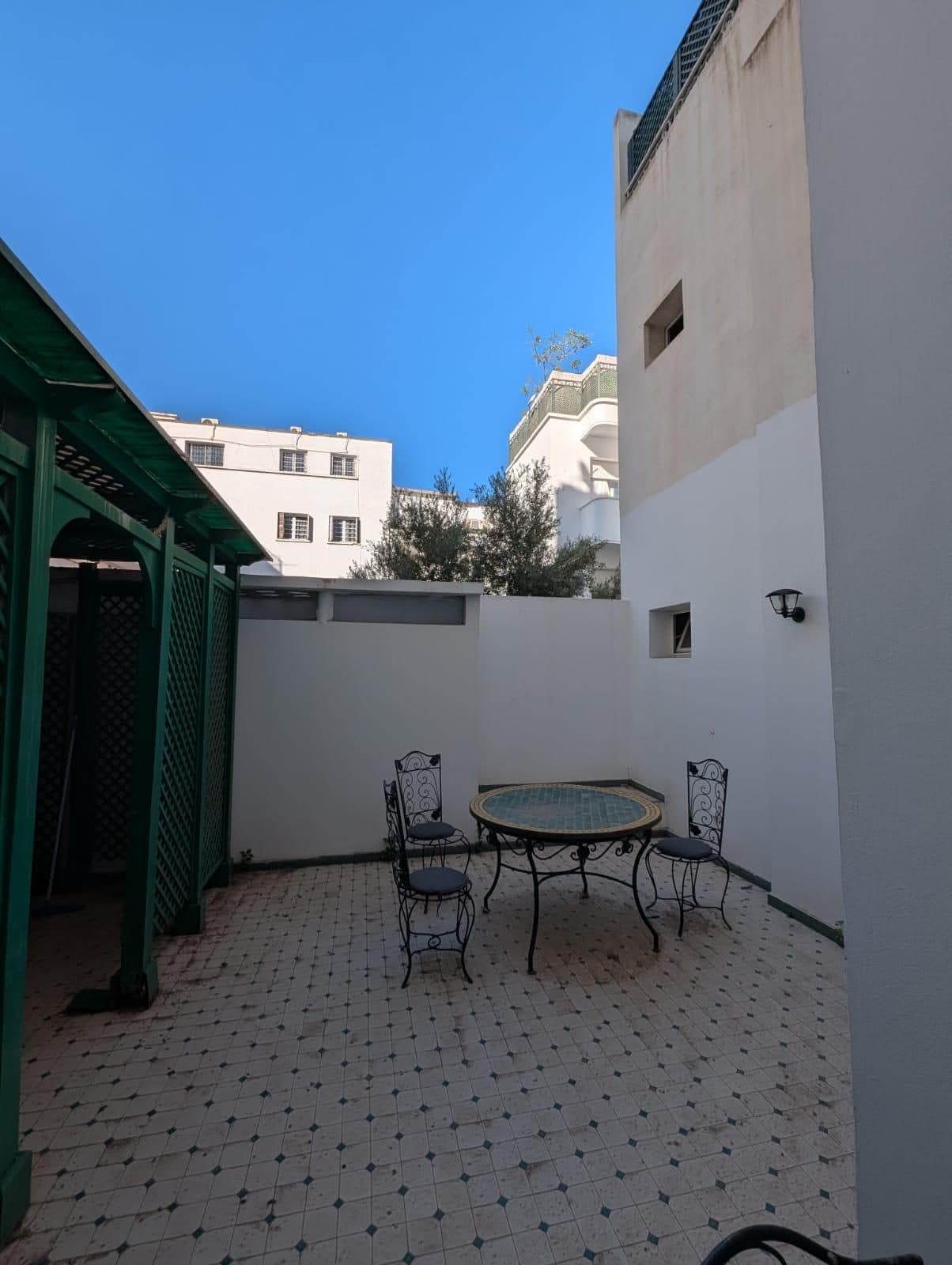 💢 Grand studio sur Gauthier avec cour et patio superficie 60m2.  1er étage  -1chambre  -1 salle de bain -1 toilette invitée, cuisine séparée box de rangement et place dédiée au garage.