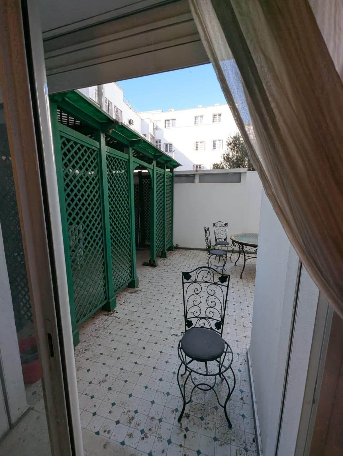 💢 Grand studio sur Gauthier avec cour et patio superficie 60m2.  1er étage  -1chambre  -1 salle de bain -1 toilette invitée, cuisine séparée box de rangement et place dédiée au garage.