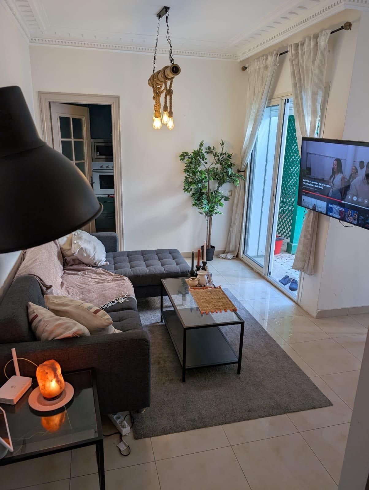 💢 Grand studio sur Gauthier avec cour et patio superficie 60m2.  1er étage  -1chambre  -1 salle de bain -1 toilette invitée, cuisine séparée box de rangement et place dédiée au garage.